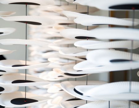 © Arnold Goron, Spinning Plates - installation, boutiques Isabel Marant, assiettes en carton peintes, structure aluminium, moteur, tubes en carbonne, 2015